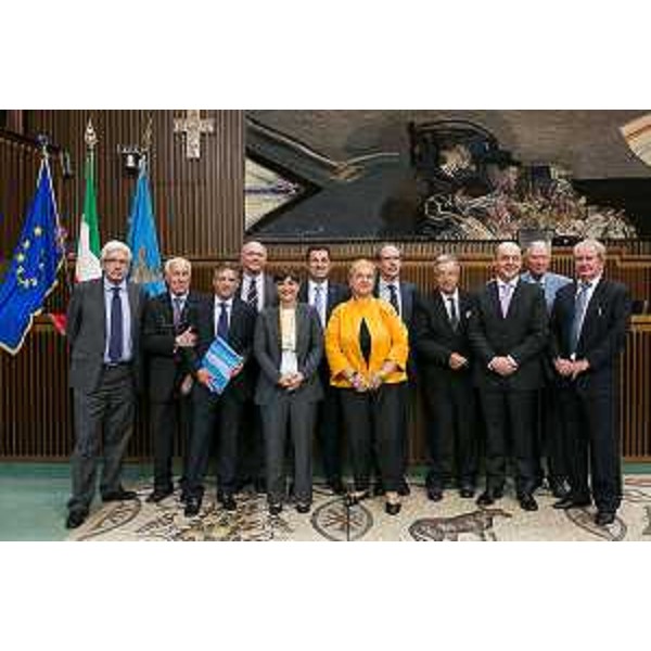 Debora Serracchiani (Presidente Regione Friuli Venezia Giulia), Gianni Torrenti (Assessore Cultura FVG) e Franco Iacop (Presidente Consiglio regionale FVG) con Protagonisti dell'Emigrazione, dell'Associazione Giuliani nel Mondo, premiati in Consiglio regionale - Trieste 28/07/2014