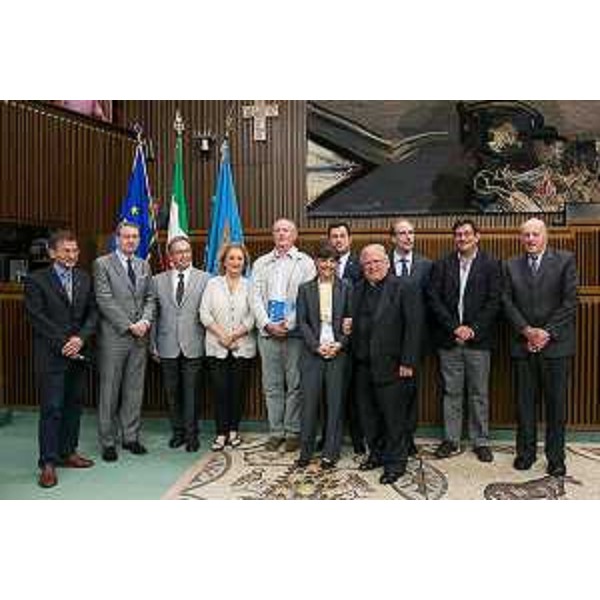 Debora Serracchiani (Presidente Regione Friuli Venezia Giulia), Sergio Bolzonello (Vicepresidente FVG e assessore regionale Attività produttive), Gianni Torrenti (Assessore Cultura FVG) e Franco Iacop (Presidente Consiglio regionale FVG) con Protagonisti dell'Emigrazione, dell'Ente Friulano Assistenza Sociale Culturale Emigranti (EFASCE), premiati in Consiglio regionale - Trieste 28/07/2014