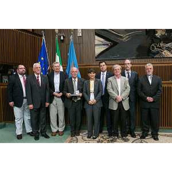 Debora Serracchiani (Presidente Regione Friuli Venezia Giulia), Gianni Torrenti (Assessore Cultura FVG) e Franco Iacop (Presidente Consiglio regionale FVG) con Protagonisti dell'Emigrazione, dell'Ente Regionale ACLI per i Problemi dei Lavoratori Emigrati (ERAPLE), premiati in Consiglio regionale - Trieste 28/07/2014