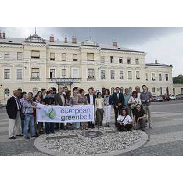 Sara Vito (Assessore Ambiente FVG) con il gruppo di ospiti tedeschi, austriaci e sloveni in "Press Tour" per la visita del confine italo-sloveno, in Piazza della Transalpina - Gorizia 28/07/2014