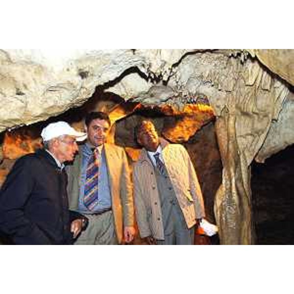 Riccardo Illy (Presidente Regione Friuli Venezia Giulia) e Roberto Antonaz (Assessore regionale Cultura) visitano la Grotta Nuova di Villanova in Comune di Lusevera accompagnati da Mauro Pinosa (Presidente Gruppo Esploratori e Lavoratori Grotte di Villanova). (Lusevera 24/08/07)