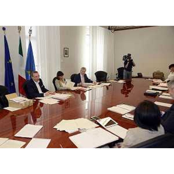 Debora Serracchiani (Presidente Regione Friuli Venezia Giulia), tra Sergio Bolzonello (Vicepresidente FVG e assessore regionale Attività produttive) e Daniele Bertuzzi (Segretario generale Presidenza Regione FVG), presiede la riunione della Giunta del FVG - Trieste 01/08/2014