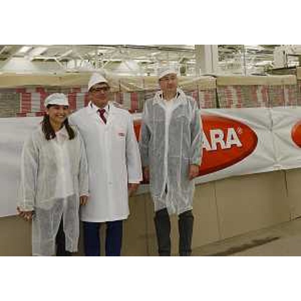 Debora Serracchiani (Presidente Regione Friuli Venezia Giulia), Furio Bragagnolo (Presidente Pasta Zara) e Sergio Bolzonello (Vicepresidente FVG e assessore regionale Attività produttive) nello stabilimento di Pasta Zara a Muggia (Trieste) - 01/08/2014