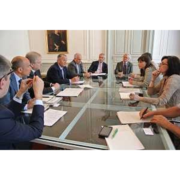 Debora Serracchiani (Presidente Regione Friuli Venezia Giulia) e Sara Vito (Assessore regionale Ambiente) con i vertici di Alpe Adria Energia S.p.A. e i rappresentanti delle imprese che partecipano al progetto per l'elettrodotto tra Wurmlach (Austria) e Somplago (Udine) - Trieste 01/08/2014