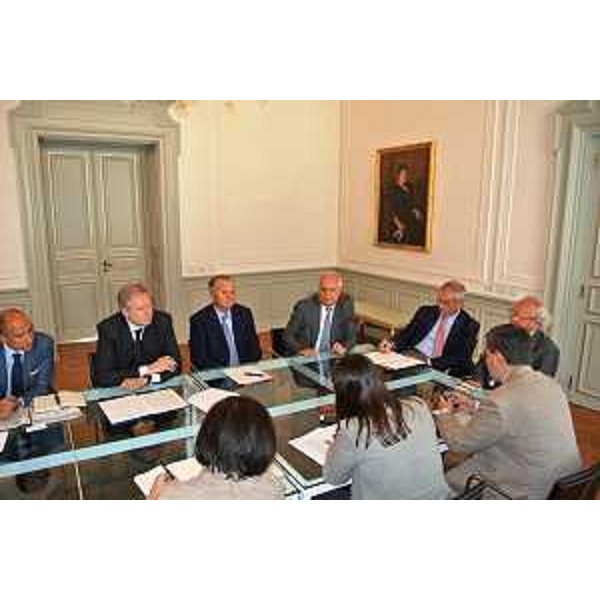 Debora Serracchiani (Presidente Regione Friuli Venezia Giulia) e Sara Vito (Assessore regionale Ambiente) con i vertici di Alpe Adria Energia S.p.A. e i rappresentanti delle imprese che partecipano al progetto per l'elettrodotto tra Wurmlach (Austria) e Somplago (Udine) - Trieste 01/08/2014