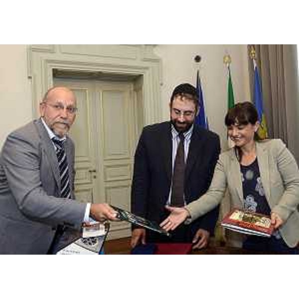 Alessandro Salonichio (Presidente Comunità ebraica Trieste), Eliezer Shai Di Martino (Rabbino capo Trieste e FVG) e Debora Serracchiani (Presidente Regione Friuli Venezia Giulia) nella sede della Regione - Trieste 06/08/2014