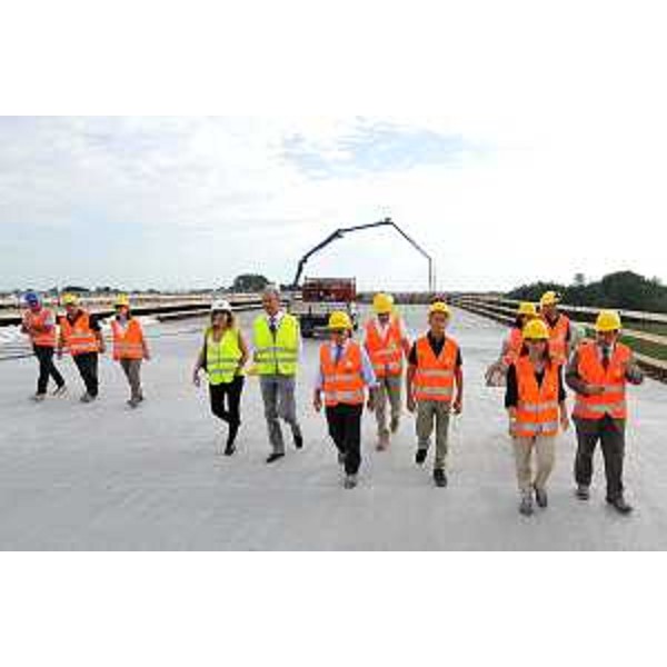 Mariagrazia Santoro (Assessore regionale Infrastrutture e Mobilità), Emilio Terpin (Presidente Autovie Venete S.p.A.) e Debora Serracchiani (Presidente Regione Friuli Venezia Giulia) durante il sopralluogo effettuato al cantiere della terza corsia dell'A4 tra Quarto d'Altino e San Donà - 07/08/2014