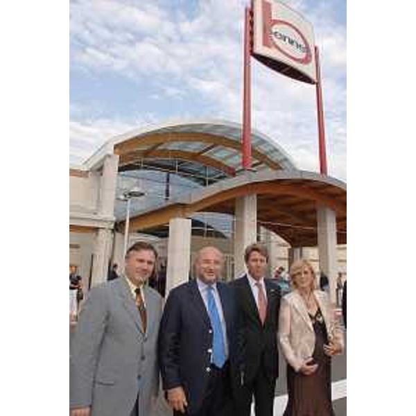 Enrico Bertossi (Assessore regionale Attività produttive) e la famiglia Ratti, titolare della Bennet, all'inaugurazione del nuovo centro commerciale "Pradamano shopping center". (Pradamano 27/08/07)