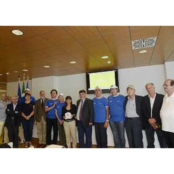 Debora Serracchiani (Presidente Regione Friuli Venezia Giulia) con la delegazione dell'Associazione cardiotrapiantati italiani e cardiopatici (ACTI onlus), guidata dal presidente Nevio Toneatto, e atleti che in luglio hanno partecipato ai Giochi europei di Vilnius (Lituania) - Udine 07/08/2014