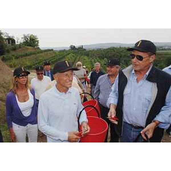 Riccardo Illy (Presidente Regione Friuli Venezia Giulia) e signora, e Manlio Collavini (Enologo) nel corso della vendemmia del "blanc furlan" dell'Azienda agricola Villa Russiz. (Capriva del Friuli 30/08/07)