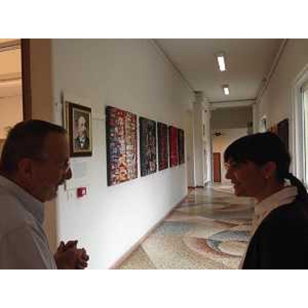 Alido Gerussi (Presidente Scuola Mosaicisti del Friuli) accompagna Debora Serracchiani (Presidente Regione Friuli Venezia Giulia) nella visita alla Scuola Mosaicisti del Friuli - Spilimbergo 23/08/2014