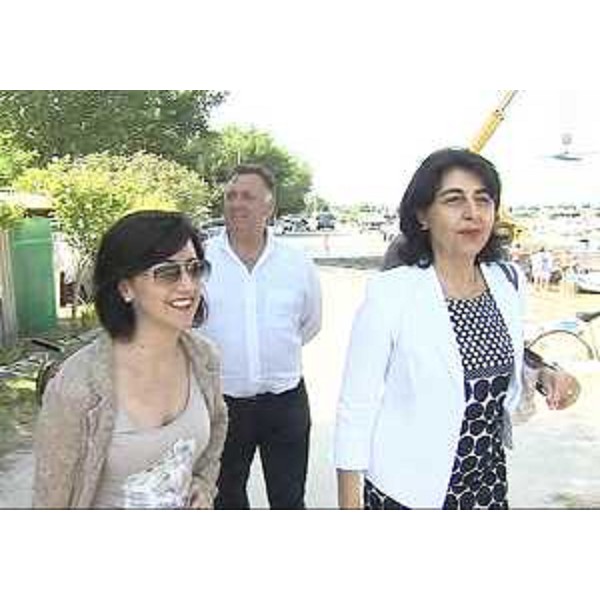 Sara Vito (Assessore regionale Ambiente ed Energia), Edoardo Maricchio (Sindaco Grado) e Mariagrazia Santoro (Assessore regionale Infrastrutture) durante il sopralluogo ai lavori nel Canale di Primero – Grado 11/08/2014