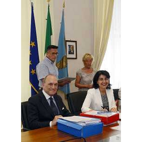 Sergio Dressi (Presidente Aeroporto FVG S.p.A.) e Mariagrazia Santoro (Assessore regionale Infrastrutture e Mobilità) al Tavolo per l'Accordo di Programma sul Polo intermodale dell'Aeroporto FVG di Ronchi dei Legionari - Trieste 11/08/2014