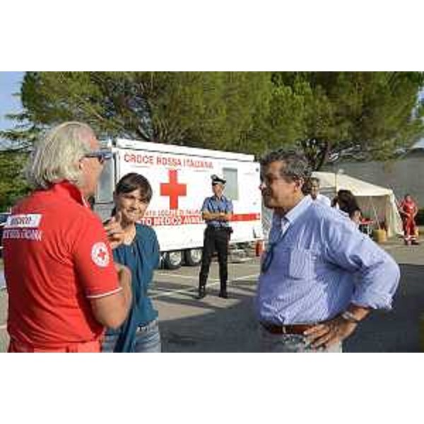 Maurizio Blasi (Presidente Comitato CRI Palmanova), Debora Serracchiani (Presidente Regione Friuli Venezia Giulia) e Francesco Martines (Sindaco Palmanova) al Centro di prima accoglienza per i profughi allestito dalla Croce Rossa Italiana (CRI) – Palmanova 12/08/2014