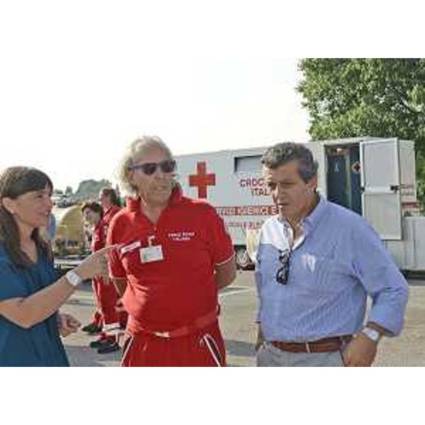 Debora Serracchiani (Presidente Regione Friuli Venezia Giulia), Maurizio Blasi (Presidente Comitato CRI Palmanova) e Francesco Martines (Sindaco Palmanova) al Centro di prima accoglienza per i profughi allestito dalla Croce Rossa Italiana (CRI) – Palmanova 12/08/2014