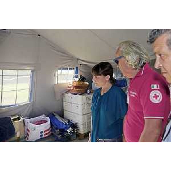 Debora Serracchiani (Presidente Regione Friuli Venezia Giulia), Maurizio Blasi (Presidente Comitato CRI Palmanova) e Francesco Martines (Sindaco Palmanova) al Centro di prima accoglienza per i profughi allestito dalla Croce Rossa Italiana (CRI) – Palmanova 12/08/2014