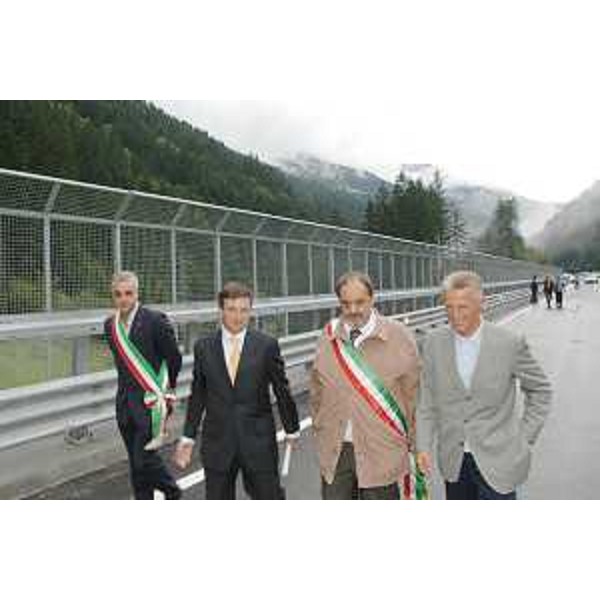 Riccardo Illy (Presidente Regione Friuli Venezia Giulia), Marcello Candido (Sindaco Rigolato), Manuele Ferrari (Sindaco Forni Avoltri) e Ugo Dibennardo (Capo dipartimento ANAS Venezia e Trieste) sulla statale 355 della Val Degano, nel tratto che va da Rigolato a Forni Avoltri (variante di Tors). (Forni Avoltri 30/08/07) 
