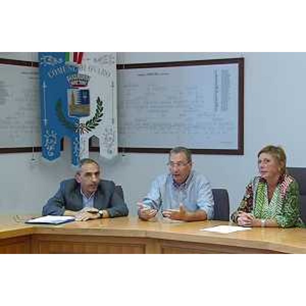 Lino Not (Commissario Comunità montana Carnia), Sergio Bolzonello (Vicepresidente Regione FVG e assessore regionale Attività produttive e Risorse agricole e forestali) e Mara Beorchia (Sindaco Ovaro) durante l'incontro con i sindaci della Val Pesarina e della Val Degano, in Municipio – Ovaro 20/08/2014
