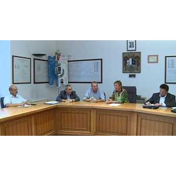 Lino Not (Commissario Comunità montana Carnia), Sergio Bolzonello (Vicepresidente Regione FVG e assessore regionale Attività produttive e Risorse agricole e forestali) e Mara Beorchia (Sindaco Ovaro) durante l'incontro con i sindaci della Val Pesarina e della Val Degano, in Municipio – Ovaro 20/08/2014