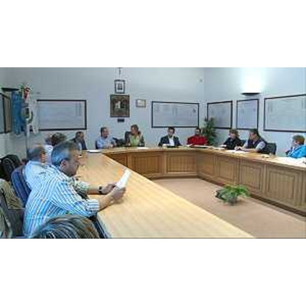 Sergio Bolzonello (Vicepresidente Regione FVG e assessore regionale Attività produttive e Risorse agricole e forestali) e Mara Beorchia (Sindaco Ovaro) durante l'incontro con i sindaci della Val Pesarina e della Val Degano, in Municipio – Ovaro 20/08/2014