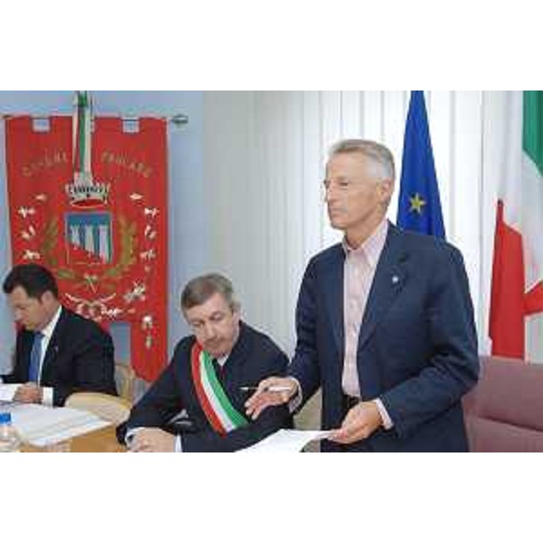 Riccardo Illy (Presidente Regione Friuli Venezia Giulia) e Maurizio Vuerli (Sindaco Paularo) nel corso della Giunta regionale riunita nel Municipio di Paularo. (Paularo 31/08/07)