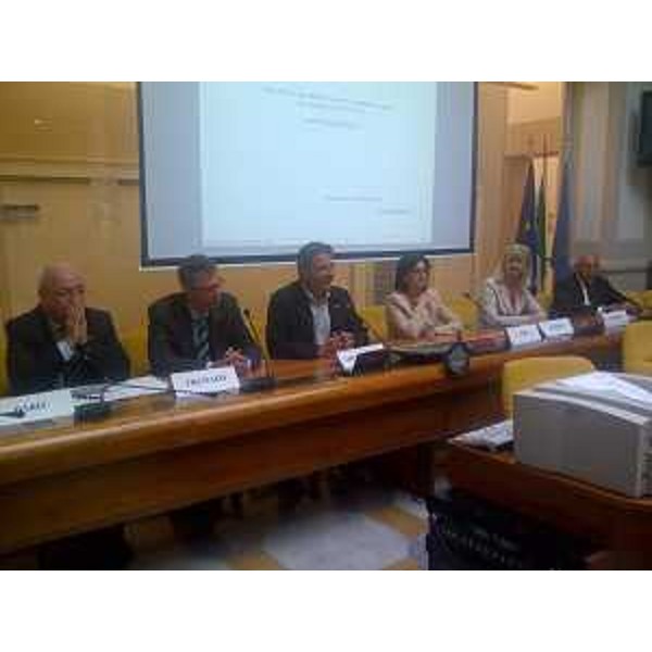 Fulvio Daris (Direttore tecnico-scientifico ARPA FVG), Mauro Tretiach (Docente Botanica e Biomonitoraggio Ambienti terrestri - Università Trieste), Enrico Gherghetta (Presidente Provincia Gorizia), Sara Vito (Assessore regionale Ambiente ed Energia), Silvia Altran (Sindaco Monfalcone) e Dario Danese (Direttore centrale Ambiente ed Energia Regione FVG) alla presentazione dello studio "Biomonitoraggio di elementi in traccia tramite licheni nel territorio di Monfalcone e comuni limitrofi" - Monfalcone 01/09/2014