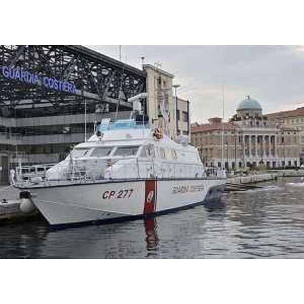 La motovedetta CP 277 della Guardia Costiera in partenza per Lampedusa per le operazioni di assistenza ai migranti che provengono dall'Africa - Trieste 05/09/2014