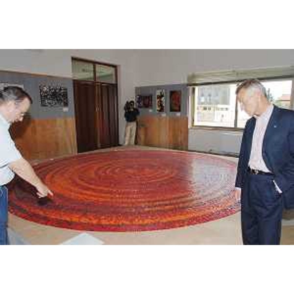 Alido Gerussi (Presidente Scuola Mosaicisti del Friuli di Spilimbergo) mostra a Riccardo Illy (Presidente Regione Friuli Venezia Giulia) il grande pavimento circolare intitolato "La rosa", commissionato dal Consolato della Repubblica di Slovenia a Trieste per il monumento a ricordo del campo di concentramento di Gonars. (Spilimbergo 31/08/07)