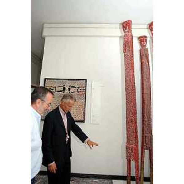 Riccardo Illy (Presidente Regione Friuli Venezia Giulia) visita la Scuola Mosaicisti del Friuli di Spilmbergo con Alido Gerussi (Presidente Scuola Mosaicisti del Friuli di Spilimbergo). (Spilimbergo 31/08/07)