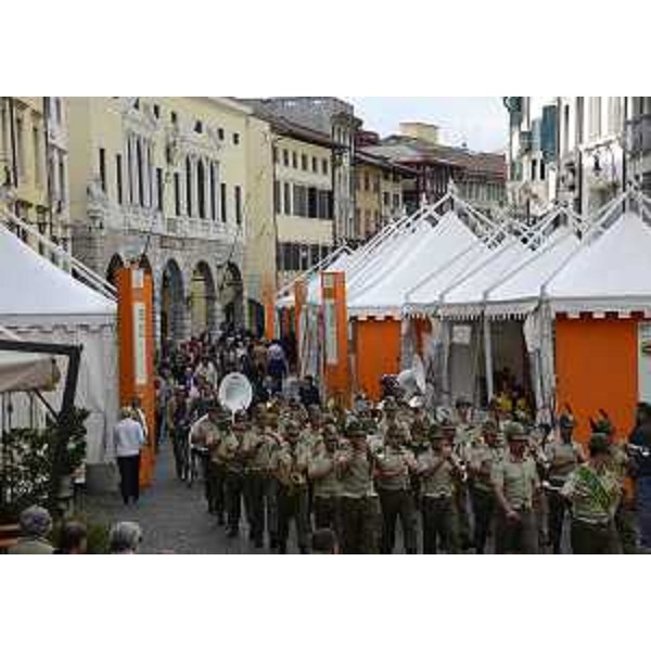 La Fanfara della "Julia" passa davanti agli stand dell'ERSA (Agenzia regionale per le politiche agricole del FVG) nella giornata inaugurale della XX edizione di Friuli DOC - Udine 11/09/2014