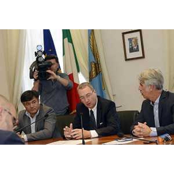 Dario Bruni (Presidente Confidi Artigiani e PMI Trieste), Sergio Bolzonello (Vicepresidente Regione FVG e assessore regionale Attività produttive) e Roberto Vicentini (Presidente Confidimprese FVG) al Tavolo della fusione tra Confidimprese FVG di Udine e Confidi Artigiani e PMI di Trieste, nella sede della Regione FVG - Trieste 12/09/2014