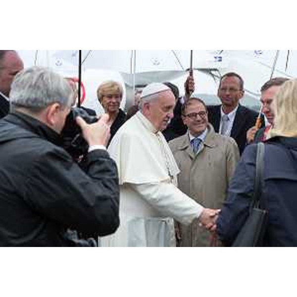 Papa Francesco all'arrivo all'Aeroporto FVG, accolto da Roberta Pinotti (Ministro Difesa) e Vittorio Zappalorto (Prefetto Gorizia) - Ronchi dei Legionari 13/09/2014