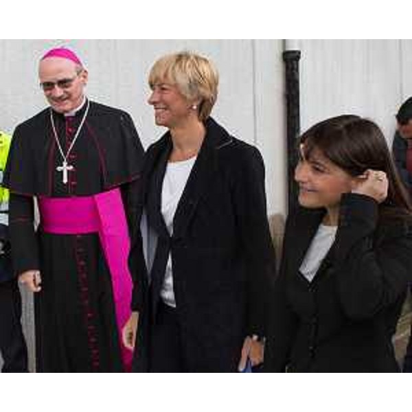 Carlo Roberto Maria Redaelli (Arcivescovo Gorizia), Roberta Pinotti (Ministro Difesa) e Debora Serracchiani (Presidente Regione Friuli Venezia Giulia) all'Aeroporto FVG per l'arrivo di Papa Francesco - Ronchi dei Legionari 13/09/2014
