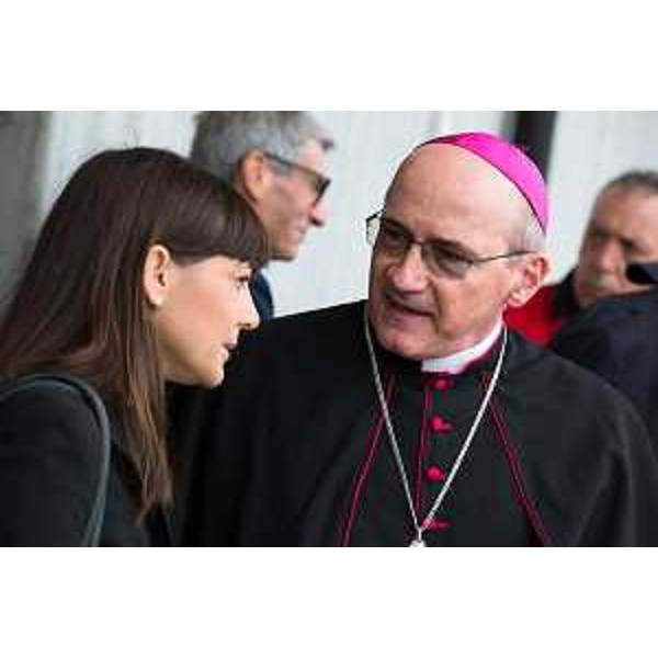 Debora Serracchiani (Presidente Regione Friuli Venezia Giulia) e Carlo Roberto Maria Redaelli (Arcivescovo Gorizia) all'Aeroporto FVG per l'arrivo di Papa Francesco - Ronchi dei Legionari 13/09/2014