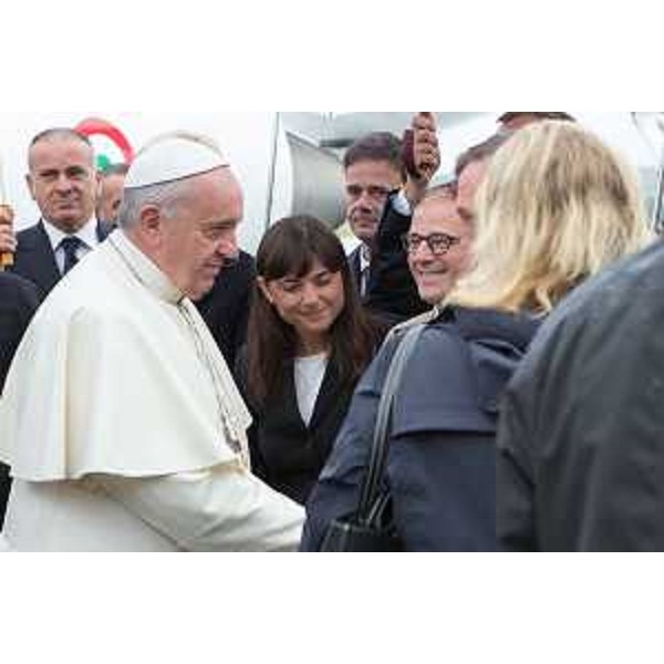 Papa Francesco all'arrivo all'Aeroporto FVG, accolto da Debora Serracchiani (Presidente Regione Friuli Venezia Giulia) e Vittorio Zappalorto (Prefetto Gorizia) - Ronchi dei Legionari 13/09/2014