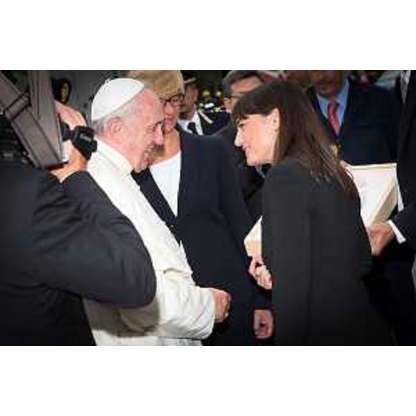 Roberta Pinotti (Ministro Difesa) e Debora Serracchiani (Presidente Regione Friuli Venezia Giulia) salutano Papa Francesco in partenza, all'Aeroporto FVG - Ronchi dei Legionari 13/09/2014
