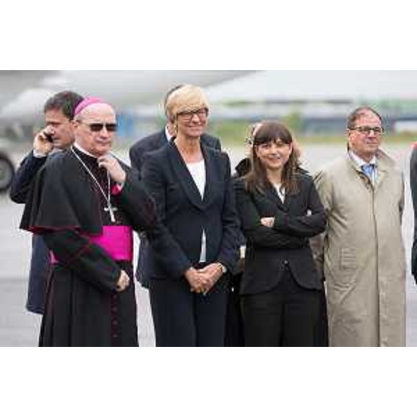 Carlo Roberto Maria Redaelli (Arcivescovo Gorizia), Roberta Pinotti (Ministro Difesa), Debora Serracchiani (Presidente Regione Friuli Venezia Giulia) e Vittorio Zappalorto (Prefetto Gorizia) alla partenza di Papa Francesco dall'Aeroporto FVG - Ronchi dei Legionari 13/09/2014