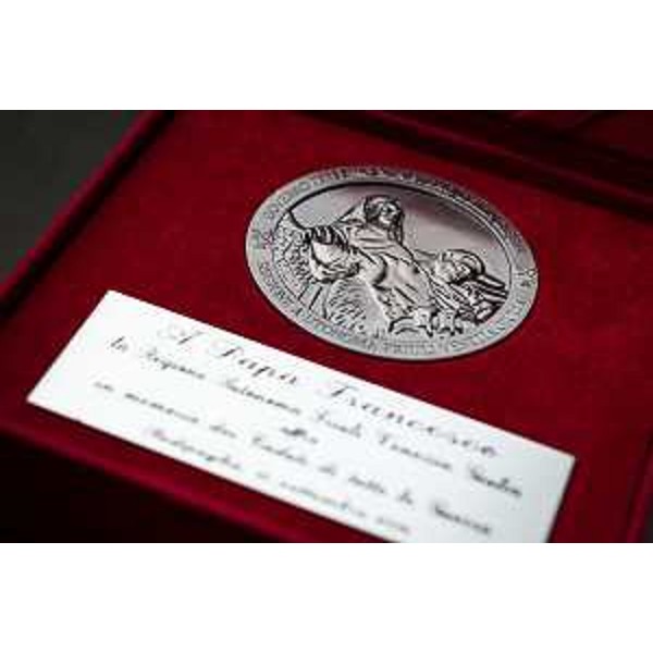 La medaglia commemorativa del Centenario della Grande Guerra, dono della Regione Friuli Venezia Giulia a Papa Francesco - Redipuglia 13/09/2014