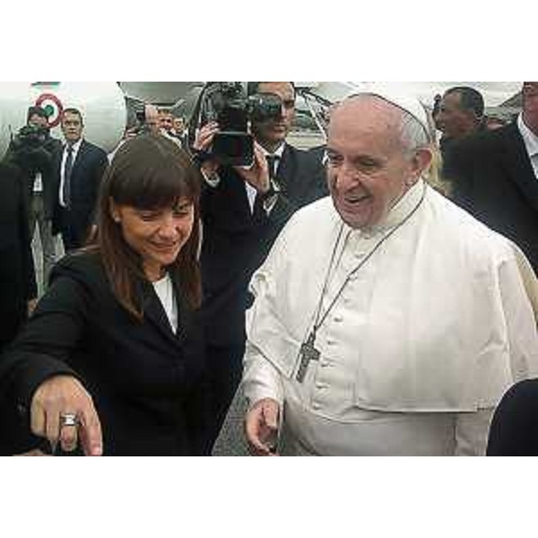 Debora Serracchiani (Presidente Regione Friuli Venezia Giulia) offre i doni della comunità regionale a Papa Francesco, in partenza dall'Aeroporto FVG - Ronchi dei Legionari 13/09/2014