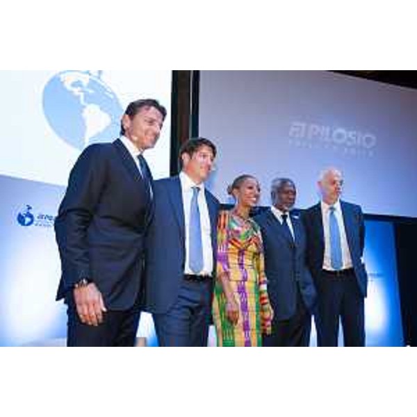 Alessio Vinci (Giornalista), Dario Roustayan (CEO Pilosio S.p.A e presidente NPO Pilosio International Building Peace), Samia Nkrumah (Vincitrice "Pilosio International Building Peace" 2014), Kofi Annan (Ex segretario generale ONU) e Lapo Pistelli (Viceministro Affari Esteri) alla cerimonia del Premio "Pilosio International Building Peace", edizione 2014, alla Scuola Grande di San Giovanni Evangelista - Venezia 12/09/2014