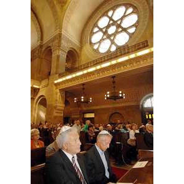 Riccardo Illy (Presidente Regione Friuli Venezia Giulia) e Renzo Gattegna (Presidente UCEI) all'inaugurazione della Giornata Europea della Cultura Ebraica nella sinagoga di Trieste. (Trieste 02/09/07) 