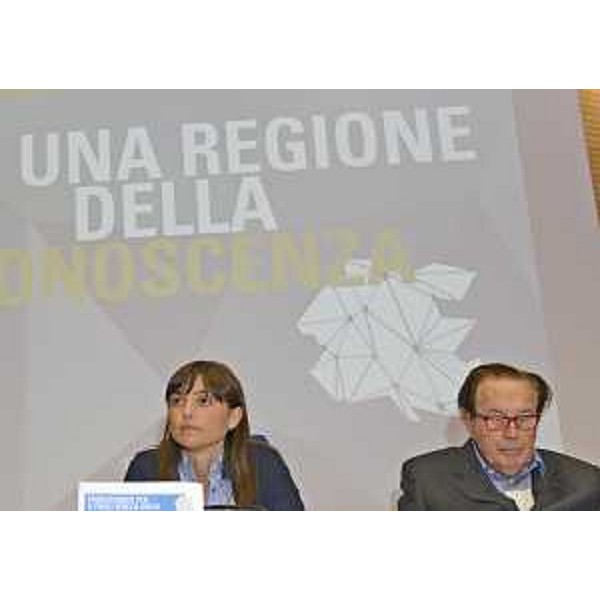 Debora Serracchiani (Presidente Regione Friuli Venezia Giulia) e Gian Paolo Prandstraller (Sociologo e studioso Professioni intellettuali) al 1° Forum FVG delle Professioni intellettuali "Per una regione della conoscenza", all'Auditorium della Regione FVG - Udine 15/09/2014