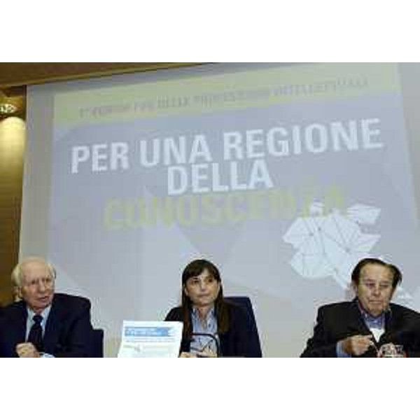 Romeo La Pietra (Presidente CUP Federprofessionisti Udine), Debora Serracchiani (Presidente Regione Friuli Venezia Giulia) e Gian Paolo Prandstraller (Sociologo e studioso Professioni intellettuali) al 1° Forum FVG delle Professioni intellettuali "Per una regione della conoscenza", all'Auditorium della Regione FVG - Udine 15/09/2014