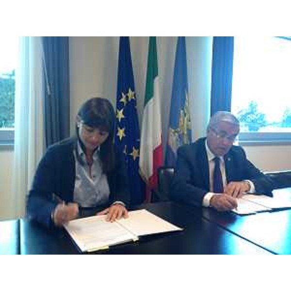 Debora Serracchiani (Presidente Regione Friuli Venezia Giulia) e Pietro Fontanini (Presidente Provincia Udine) rinegoziano l'Accordo "Programma triennale di solarizzazione con sistemi solari termici per la produzione di acqua calda sanitaria del Parco Agroalimentare di San Daniele del Friuli" - Udine 15/09/2014