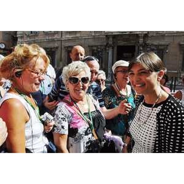 Debora Serracchiani (Presidente Regione Friuli Venezia Giulia) salutata da un gruppo di turisti friulani - Roma 16/09/2014