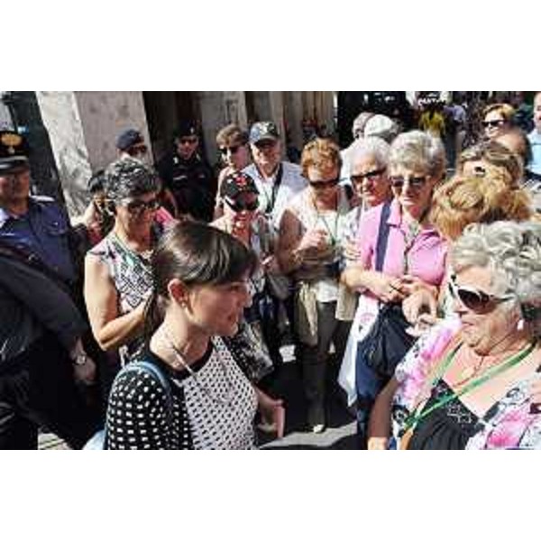 Debora Serracchiani (Presidente Regione Friuli Venezia Giulia) salutata da un gruppo di turisti friulani - Roma 16/09/2014