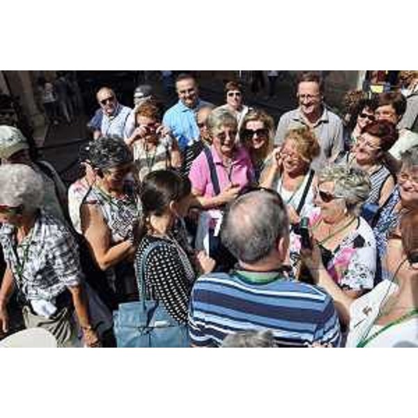 Debora Serracchiani (Presidente Regione Friuli Venezia Giulia) salutata da un gruppo di turisti friulani - Roma 16/09/2014