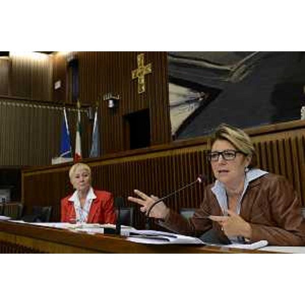 Renata Bagatin (Consigliere regionale) e Maria Sandra Telesca (Assessore regionale Salute) durante i lavori della III Commissione consiliare sulla Riforma del Servizio Sanitario Regionale (SSR), nell'Aula del Consiglio regionale - Trieste 18/09/2014