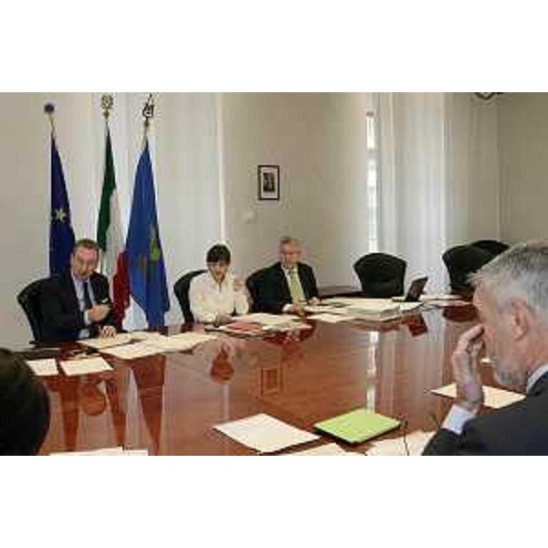 Sergio Bolzonello (Vicepresidente Regione FVG e assessore regionale Attività produttive, Commercio, Cooperazione, Risorse agricole e forestali), Debora Serracchiani (Presidente Regione Friuli Venezia Giulia) e Daniele Bertuzzi (Segretario generale Presidenza Regione FVG) durante la riunione della Giunta regionale - Trieste 19/09/2014