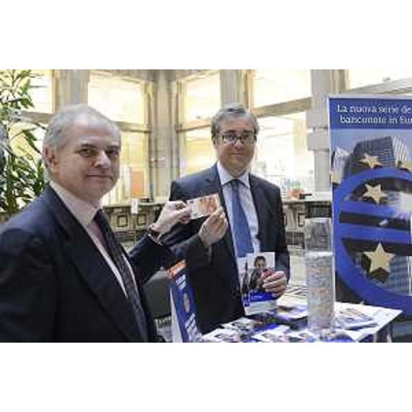 Ciro Schioppa (Vicedirettore sede Trieste Banca d'Italia) e Francesco Peroni (Assessore regionale Finanze, Patrimonio, Coordinamento e Programmazione Politiche economiche e comunitarie) alla presentazione della nuova banconota da 10 euro, nella sede della Banca d'Italia - Trieste 23/09/2014